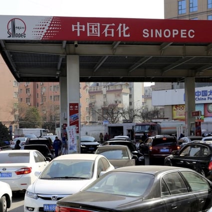 Drivers queue up to fill their tanks at a Sinopec petrol station in Zhengzhou, Henan province. Photo: Reuters