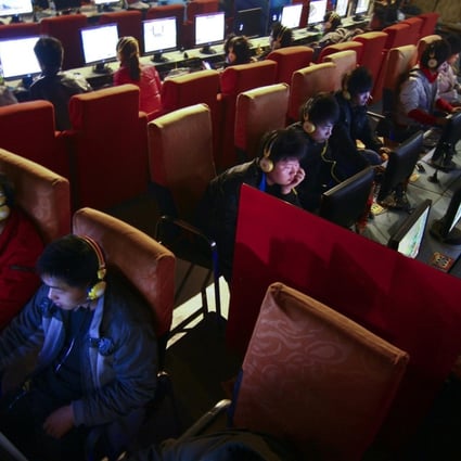 People use computers at an internet cafe in Fuyang, Anhui province. Photo: AP