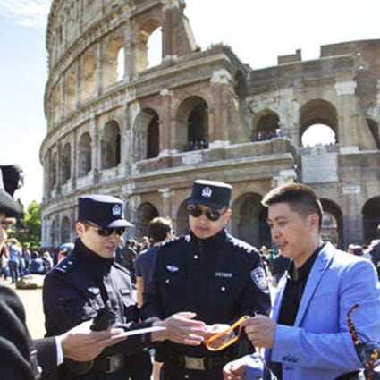 Chinese police officers offer help to tourists in Rome. Photo: Xinhua