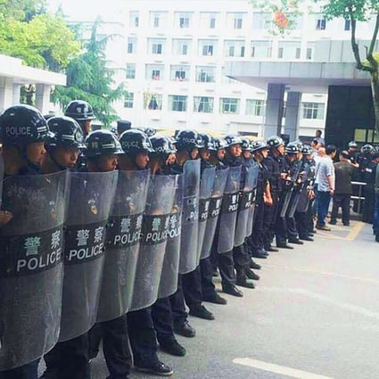 Riot police standing guard by the local government headquarters near Hengyang. Photo: Sohu.com