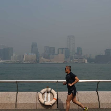 A man runs along the Central and Western District Promenade on Hong Kong Island during a polluted day in January last year. Photo: SCMP Picture