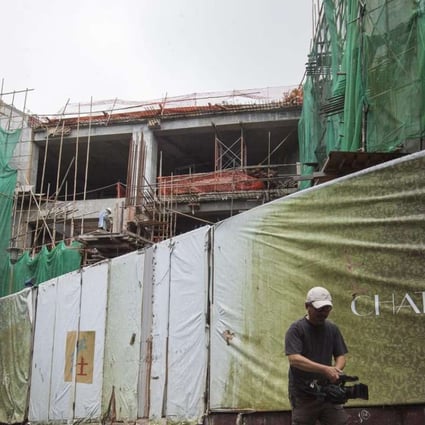 The site at 15 Gough Hill of Chen Hongtian’s luxury house. Photo: EPAepa05349357 A TV reporter walks past 'Chateau 15' at 15 Gough Hill Road, an 9,212 square foot (886 square meter) luxury house still under construction in Hong Kong's luxury Peak residential area, which according to the South China Morning Post has been sold to mainland Chinese property developer Chen Hongtian, chairman of Shenzhen firm Cheung Kei Group, setting a new record price for Hong Kong property of 2.1 billion Hong Kong dollar (237 million euro or 269 million US dollar), or 220,000 Hong Kong dollar (25,000 euro or 28,380 US dollar) per square foot, Hong Kong, China, 07 June 2016. The seller, Hong Kong company Chuang’s Consortium International, which is chaired by billionaire Alan Chuang Shaw-swee, bought the 18,469 square foot (1,716 square meter) site for 166 million Hong Kong dollar (18.8 million euro or 21.3 million US dollar) in 2006. EPA/ALEX HOFFORD