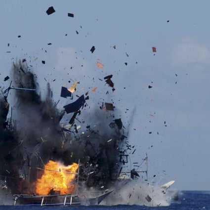 The Indonesian navy scuttles foreign fishing vessels caught fishing illegally in Indonesian waters near Bitung, North Sulawesi in May, 2015, Photo: Reuters