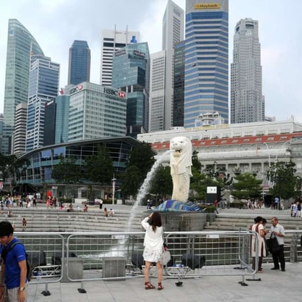 Tourists visit Singapore's Merlion Park as hotels struggle from a glut of rooms. Photo: Xinhua