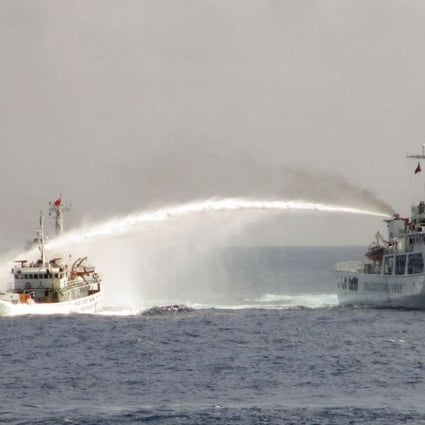 A Chinese coastguard ship (right) uses a water cannon on a Vietnamese ship in the disputed waters in the South China Sea on May 2, 2014. Photo: AFP