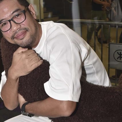 Designer Kinney Chan shows how his Cuddle chair works.