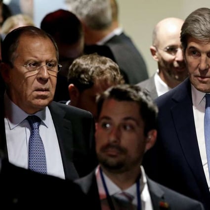 US Secretary of State John Kerry (R) and Sergei Lavrov (C), Russian Minister of Foreign Affairs, walk side-by-side at the United Nations. Photo: EPA