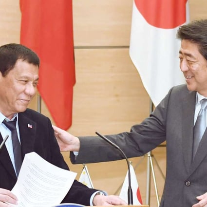 Japanese Prime Minister Shinzo Abe (right) thanks Philippine President Rodrigo Duterte after the end of a joint news conferencein Tokyo onWednesday. Photo: Kyodo