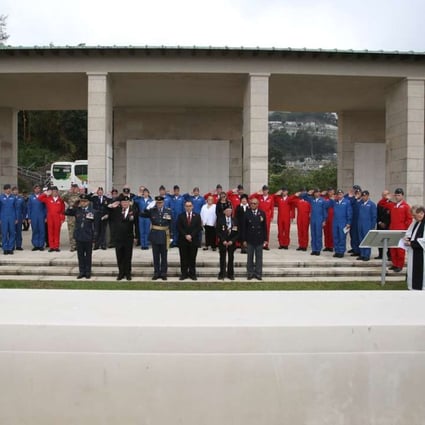 Members of the British Royal Air Force and military veterans visit the Sai Wan War Cemetery. Photo: Chen Xiaomei