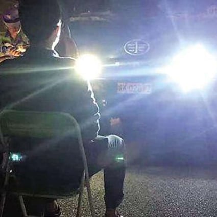 A motorist is made to stare into car headlights. Photo: Sina.com.cn
