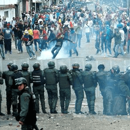 Demonstrators clash with members of Venezuelan National Guard during a rally demanding a referendum to remove Venezuela's President Nicolas Maduro in San Cristobal, Venezuela October 26, 2016. Photo: Carlos Eduardo Ramirez/Reuters