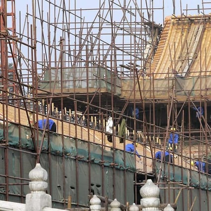 Workers renovate palaces in the 600-year-old Forbidden City, once home to Chinese emperors, and also called the Palace Museum. The museum curator suspended renovation work for about a year to improve the methodology. Photo: AFP