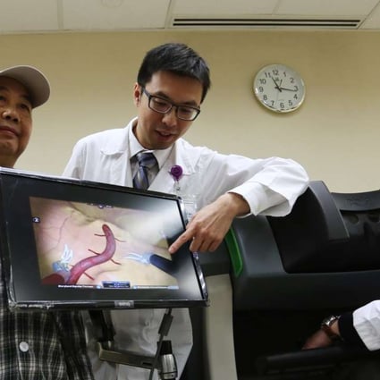 Timmy Au Wing-kuk (left), chief of service at Queen Mary’s Department of Cardiothoracic Surgery, demonstrates the technology on a patient with medical staff. Photo: Jonathan Wong