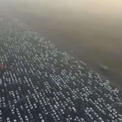 A screen grab from drone footage of a fog-shrouded traffic jam in Beijing on Monday night at the end of the New Year holiday. Photo: YouTube