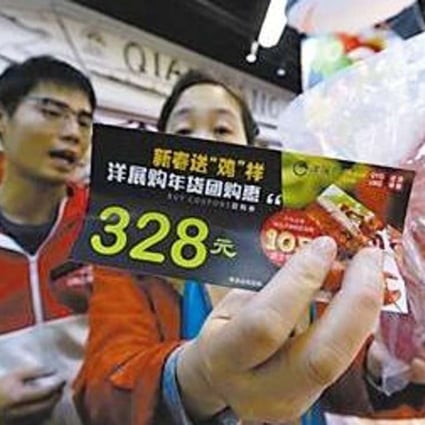 Thanks to the local dialect, shoppers at a Chongqing supermarket got the bargain of a lifetime - 10 US lobsters for the price of four already discounted ones. Photo: China.news.com
