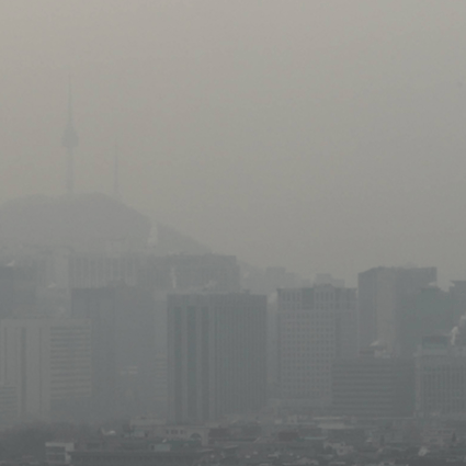 Fine dust blocks out the sky in central Seoul. Ultrafine dust warnings were issued for northern Gyeonggi Province. Photo: Yonhap