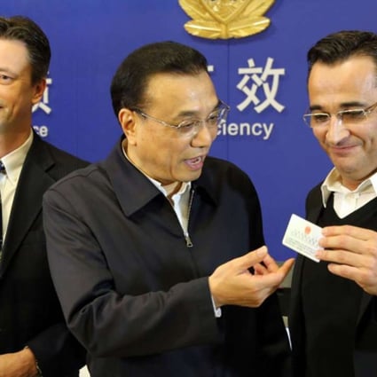 Premier LI Keqiang (centre) hands out Chinese green cards at a ceremony in the Shanghai Free-Trade Zone in 2015. Photo: Sohu.com