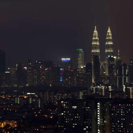 A general view shows Malaysia's Petronas Twin Towers (back R) and the Kuala Lumpur Tower (back L) at night in Kuala Lumpur.Photo: MOHD RASFAN/AFP