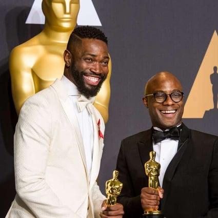 Moonlight writer Tarell Alvin McCraney and director Barry Jenkins pose with Oscars after the Academy Awards ceremony. Photo: Xinhua