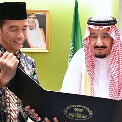 Indonesia's President Joko Widodo presents a photo album with images from their meeting in Bogor the previous day to Saudi Arabia's King Salman bin Abdul Aziz in Jakarta on March 3, 2017. Photo: AFP