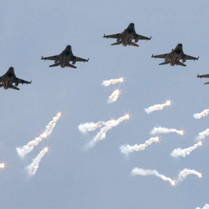 Taiwan’s US-made F-16 fighter jets fly in formation while releasing flares during the island’s annual Han Kuang military exercises, in the southeast of Taipei in May 2007. Photo: Reuters