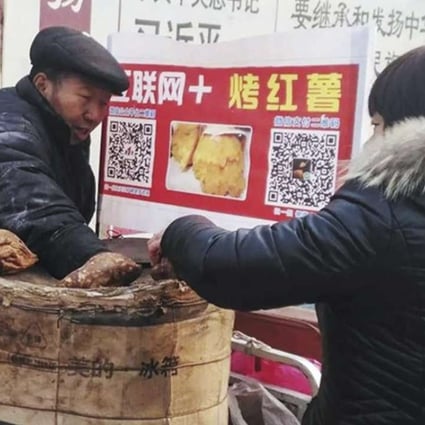QR codes, originally invented by Japan’s car parts maker Denso, have become so ubiquitous in China that even street hawkers now use them for electrical payments, as seen here in Beijing. Photo: Weibo