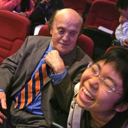 A student enjoying a light moment with lecturer Peter Arnett at Shantou University in 2007. The famous former CNN reporter taught at the university’s journalism school. Photo: AFP