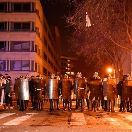 Riot police stand guard in front of a police station in Paris on Monday night. About 100 people from the Chinese community held a demonstration in front of the station in the 19th arrondissement to protest against the killing of a Chinese man on Sunday night. Photo: Xinhua