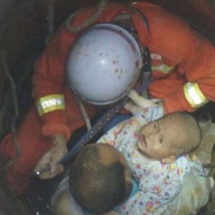 Rescue workers haul the girl to the surface. Photo: Chinanews.com
