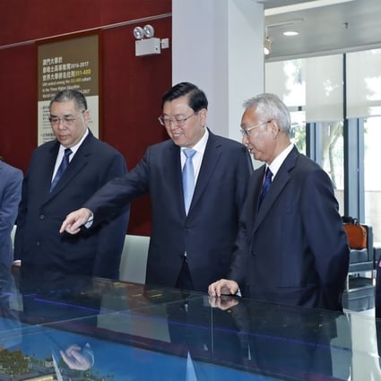 Zhang’s (centre) last stop on his visit was Macau University’s Hengqin campus. Photo: GCS Macau