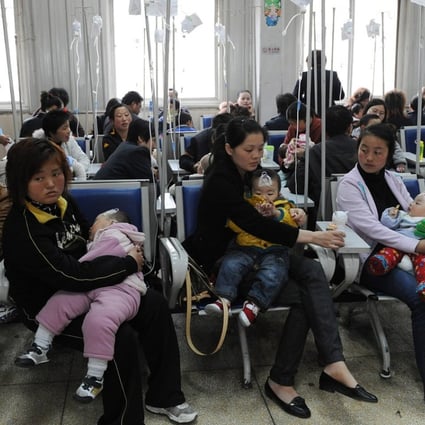 Chinese familes accompany their children as they get various injections from flu to rabies shots at a hospital in Hefei, central China's Anhui province. Photo: AFP