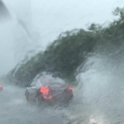 Cars driving through the torrential rain. Photo: Southern Metropolis News
