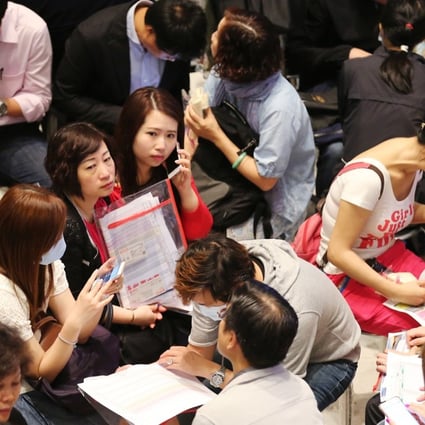 Potential buyers pack the sales office of Cheung Kong Property's Ocean Pride project in the Fortune Metropolis building in Hung Hom last Friday. Photo: Edward Wong