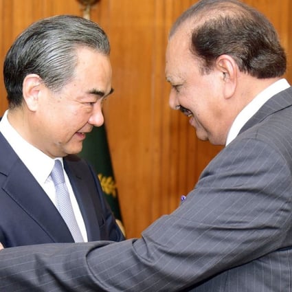 Pakistani President Mamnoon Hussain greets Foreign Minister Wang Yi in Islamabad.Photo: AFP