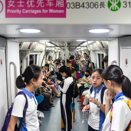 One of the special carriages on the Shenzhen subway system. Photo: Xinhua的第一节和最后一节车厢设为女士优先车厢，优先供女性乘客使用，其他车厢则作为普通车厢使用。 新华社记者 毛思倩 摄