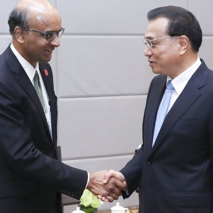 Singapore's Deputy Prime Minister Tharman Shanmugaratnam (left) meets Chinese Premier Li Keqiang in Dalian in northeast Liaoning province. Photo: Xinhua