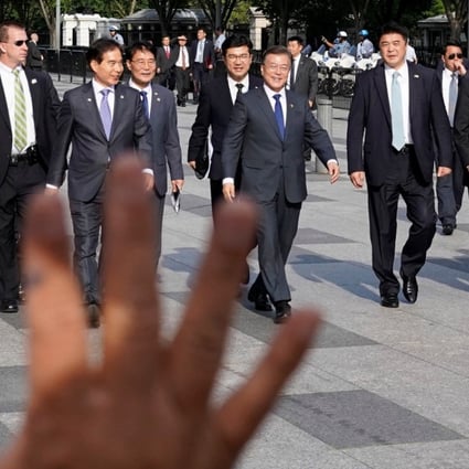 South Korean President Moon Jae-in (C) walks on Pennsylvania Avenue to greet his supporters in Washington. Photo: Reuters