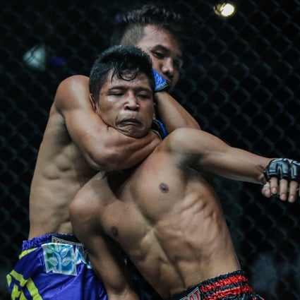 Saw Min Min slips a choke hold on Shwe Kyaung Thar during their bout in Yangon. Photos: Handout