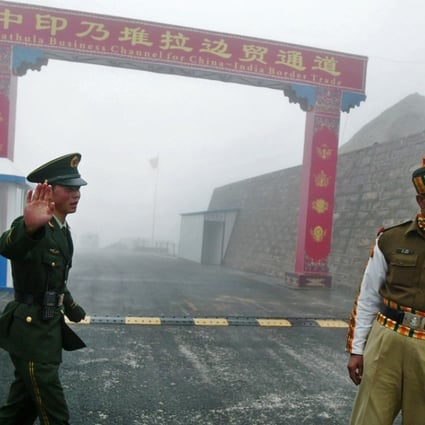 A Chinese soldier and an Indian soldier at the Nathu La border crossing between in July 2008. Photo: AFP