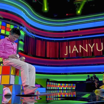 Chinese Boy Solves 3 Rubik S Cubes At Once With Both Hands And Feet South China Morning Post Play with the rubik's cube simulator, calculate the solution with the online solver, learn the easiest solution and measure your times. chinese boy solves 3 rubik s cubes at