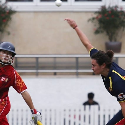 China’s Zhao Ning (left) and MCC”s Jasmine Titmuss in action during a women’s game at the HKCC in 2014. Photo: Jonathan Wong