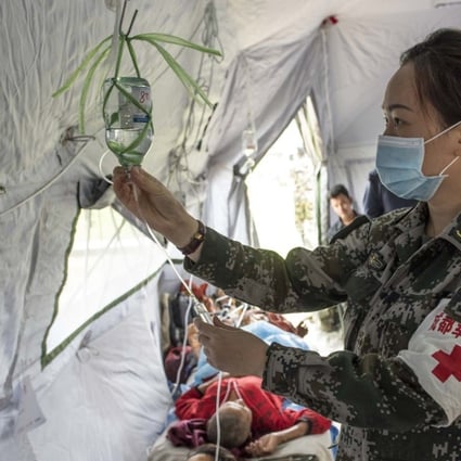 A Chinese aid worker treats patients in Nepal. Photo: Xinhua