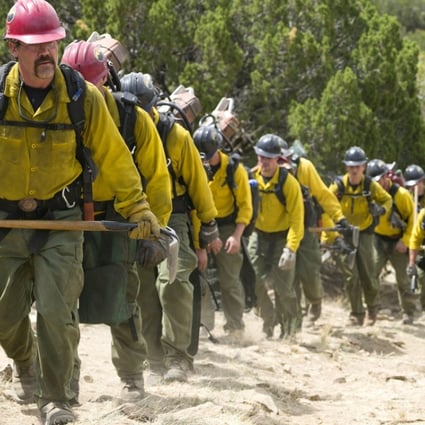Josh Brolin (front) plays the chief of a team of firefighters in Only the Brave (category IIA) directed by .Joseph Kosinski