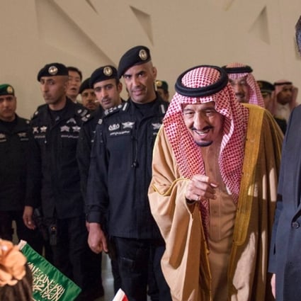 A picture by the Saudi Press Agency (SPA) shows Saudi King Salman bin Abdulaziz (C) and Chinese President Xi Jinping (R) attending the inauguration ceremony of the Yanbu Aramco Sinopec Refining Company (YASREF) project on January 20, 2016 in Riyadh. Photo: AFP PHOTO / SPA / HO