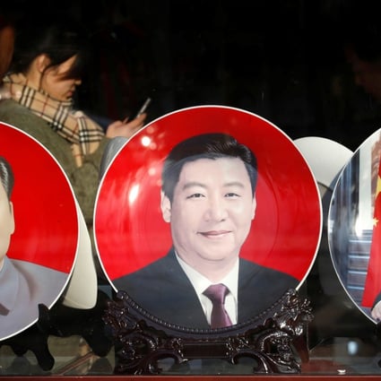 Souvenir plates bearing the images of Mao Zedong (left) and Xi Jinping at a shop in Beijing. Before Xi, the term lingxiu was bestowed only on “great leader” Mao and his short-lived successor, “wise leader” Hua Guofeng. Photo: Reuters