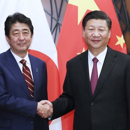 Japanese Prime Minister Shinzo Abe meets Chinese President Xi Jinping in Da Nang. Photo: Xinhua