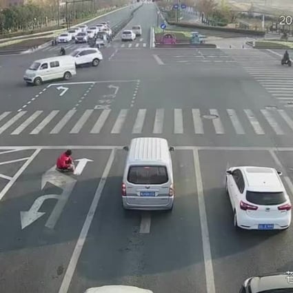 The man spotted on surveillance cameras repainting the road signs. Photo: 163.com
