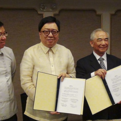 Taiwan and the Philippines signed a new bilateral investment agreement (BIA) on Thursday, making it the first updated investment agreement that Taiwan has signed with a country targeted by its New Southbound Policy. Taiwan's representative to the Philippines Gary Song-huann Lin (2nd right) and Philippines representative to Taiwan Angelito Banayo (2nd left) represented their respective countries at the signing which took place in the Filipino city of Makati. Photo: Central News Agency