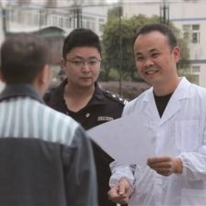 The prisoner was given the results of the DNA test by a scientist and prison officials. Photo: Sina.com.cn