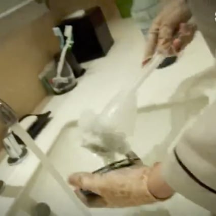 Footage shot by Pear TV showed toilet brushes being used to clean other items. Photo: 163.com
